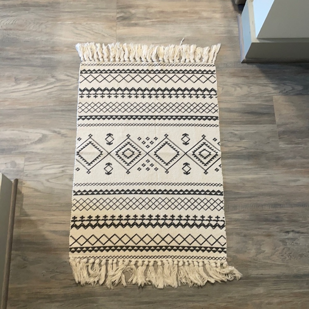 Set of 2 fringe rugs